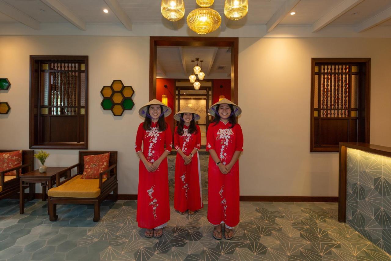 Cozy Savvy Boutique Hotel Hoi An Luaran gambar Vietnamese women wearing the áo dài