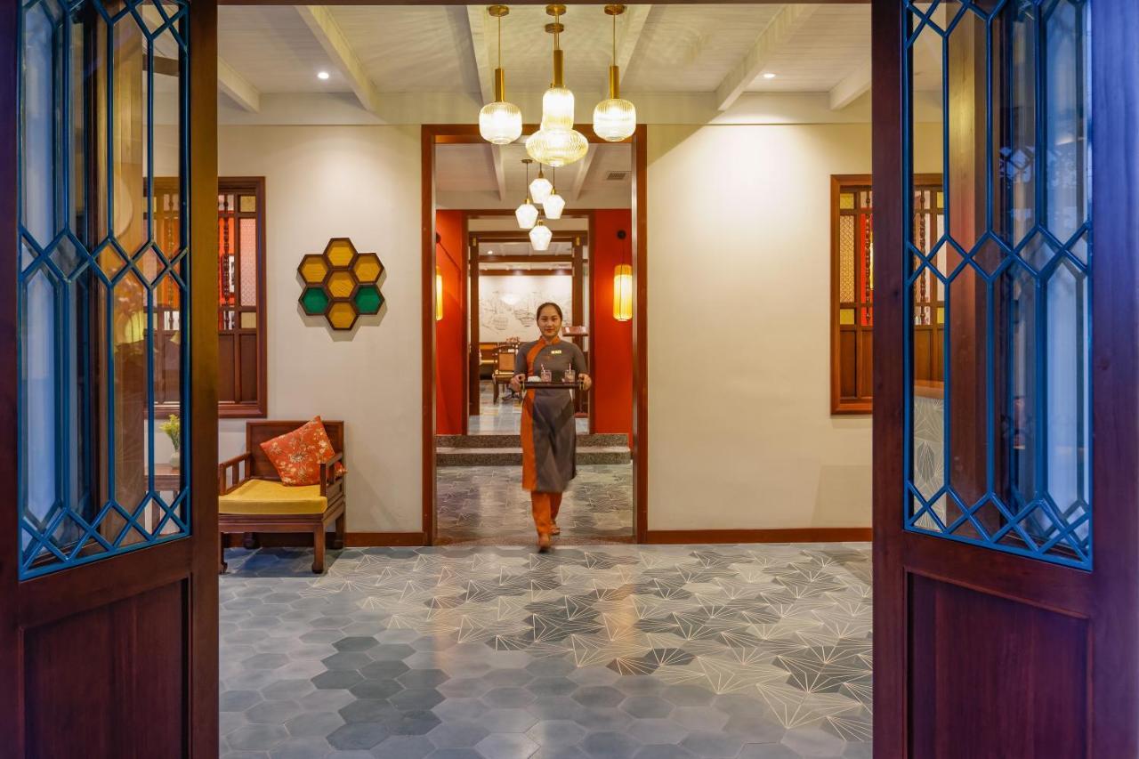 Cozy Savvy Boutique Hotel Hoi An Luaran gambar The interior of the hotel